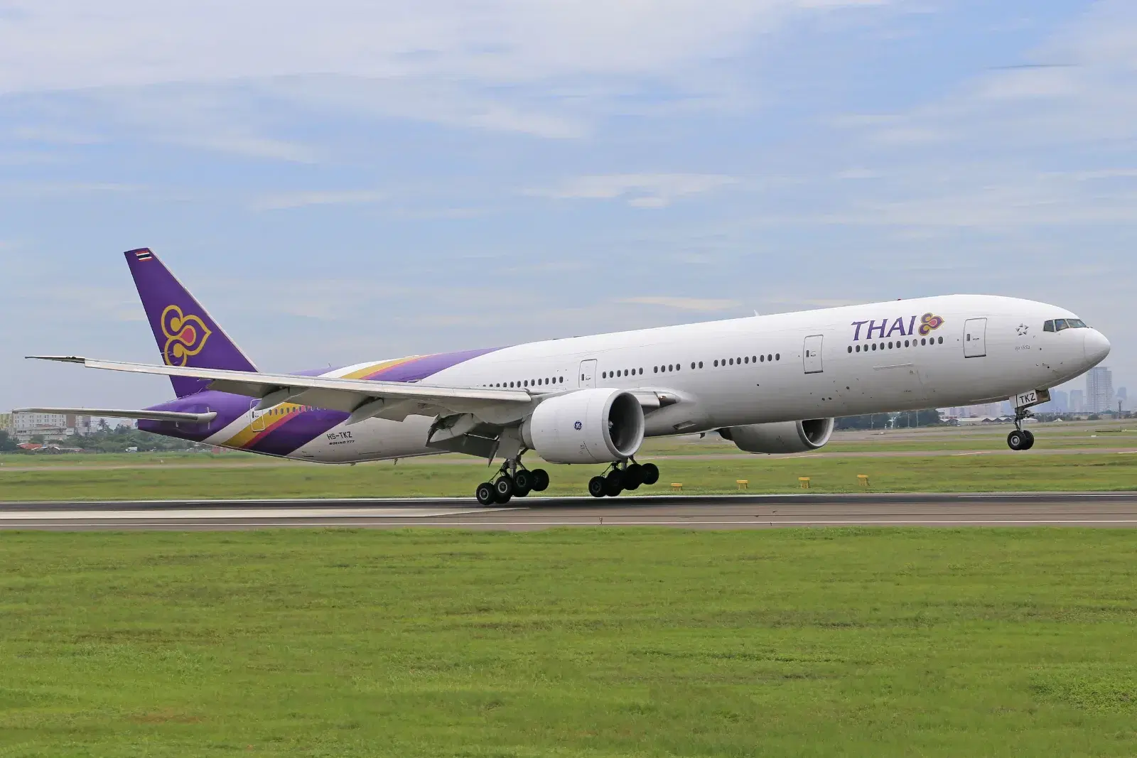 Thai Airways suspends cargo acceptance amid flooding