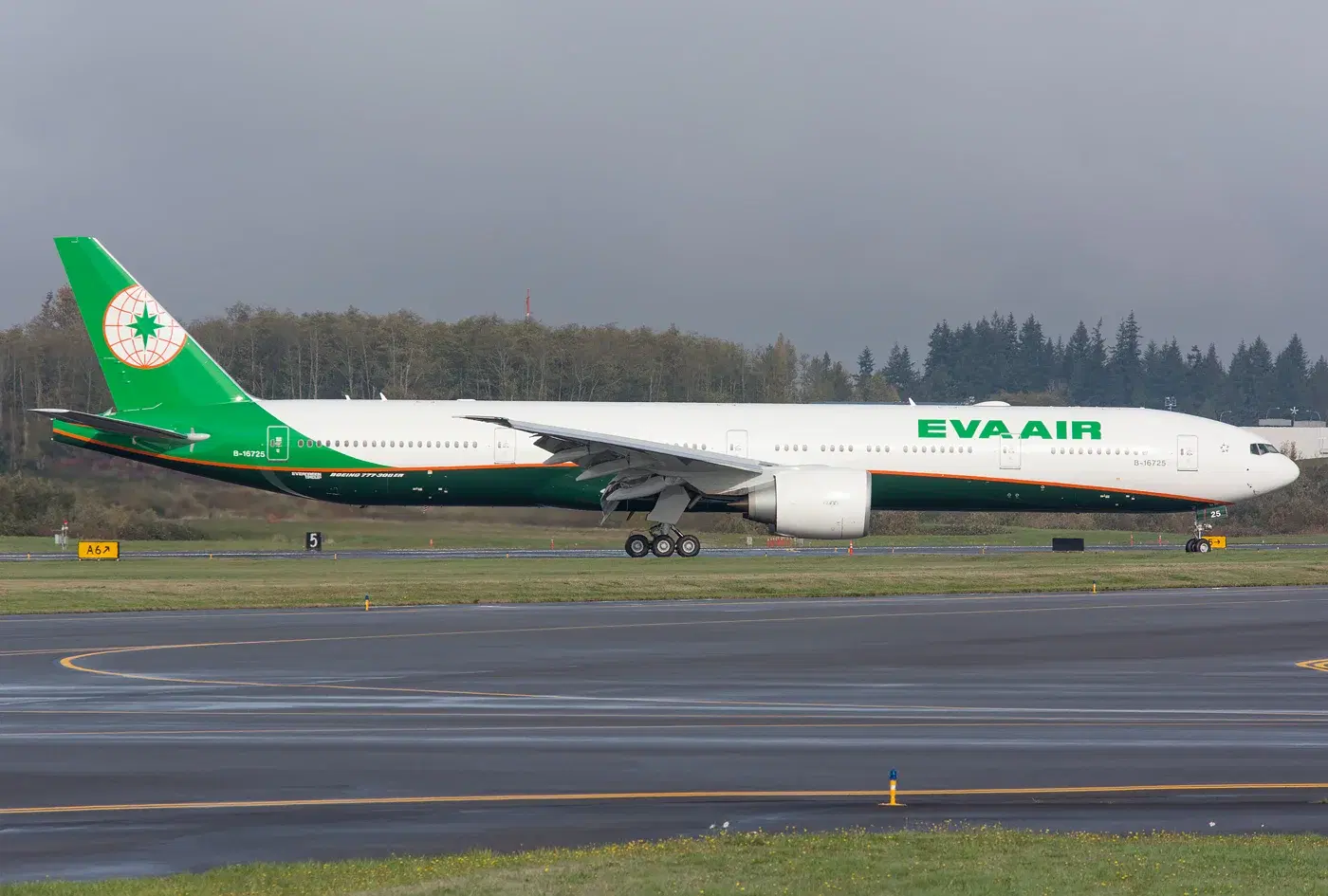 Taiwan’s major airlines drop full names from badges